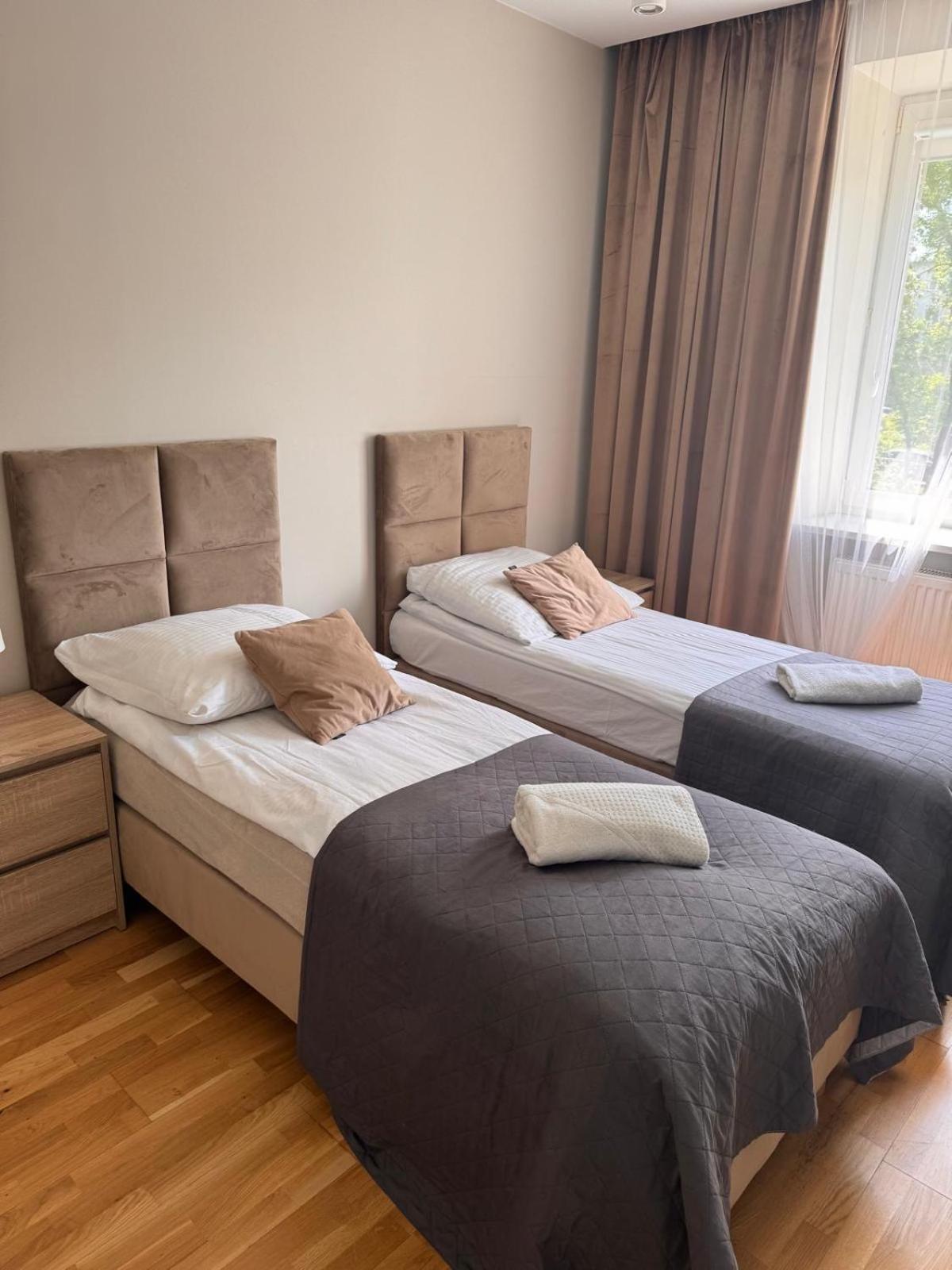Family & Business Elegant Apartments Ul Astronautow Centrum Downtown - 3 Bedroom, Parking 凯尔采 外观 照片